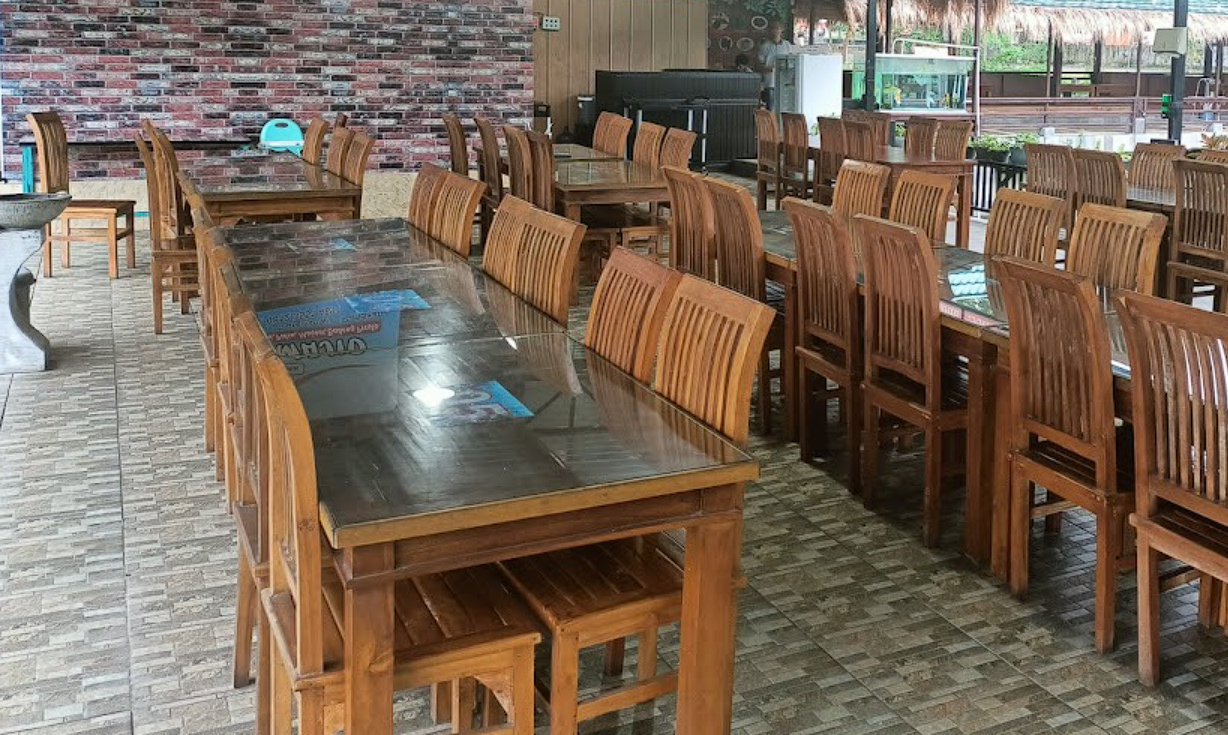 Warung Lesehan Pak Jakun: Santapan Nikmat di Tepi Jalan Bendungan